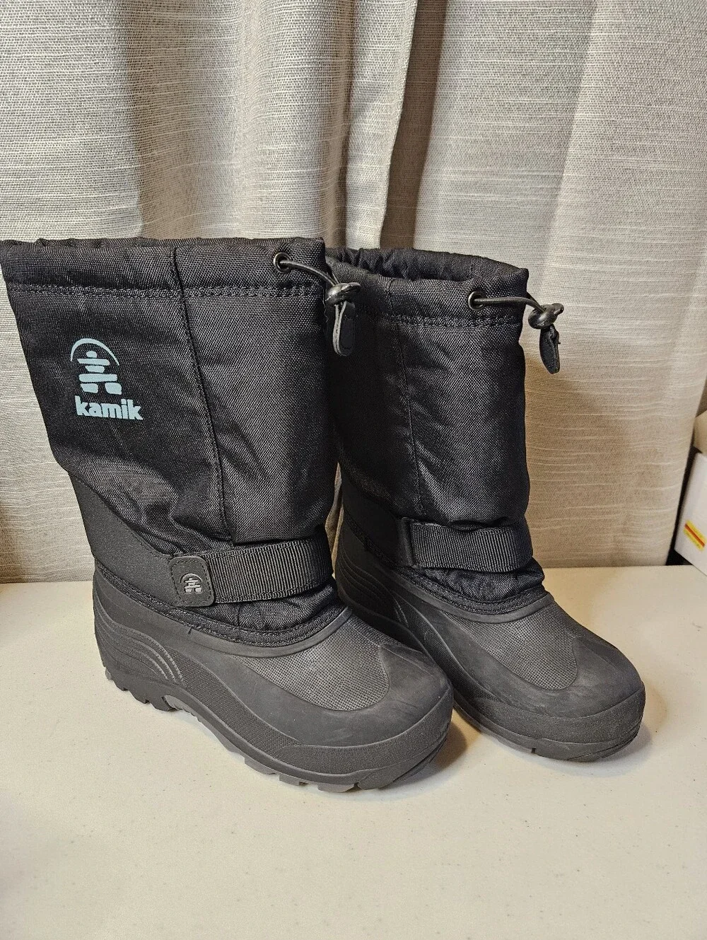 Kid's Kamik snow boots size 4 Black